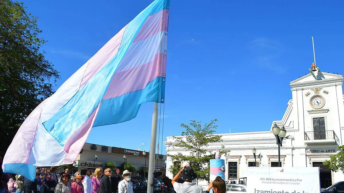 Izab bandera trans en la paz 1